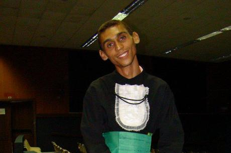 Estudante é achado morto em quarto com braços e pernas amarrados