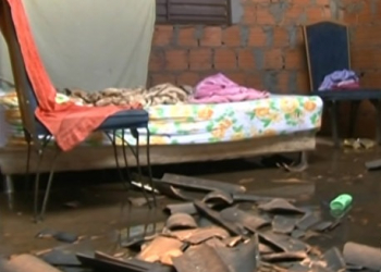 Casa pega fogo com criança de dois anos na Bahia e imóvel fica destruído