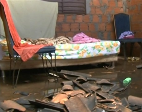 Casa pega fogo com criança de dois anos na Bahia e imóvel fica destruído