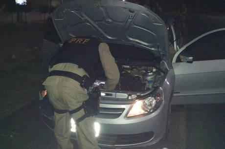 Vereador é preso ao conduzir veículo roubado e com placa falsa