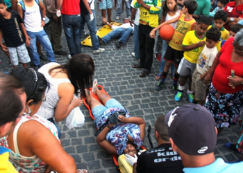 Coité – Colisão envolvendo motos deixa passageira ferida na Praça do Fórum