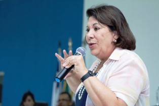 O PSB na Bahia vai com Dilma, mas Eliana optou por Aécio.