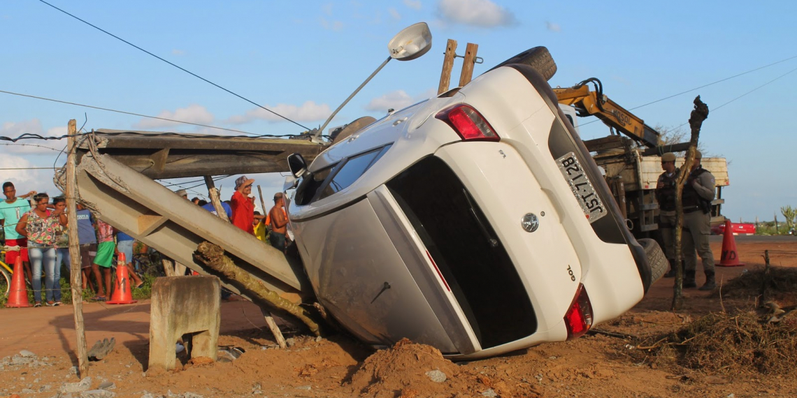 Jovem morre depois de carro capotar e bater em poste na BA 400