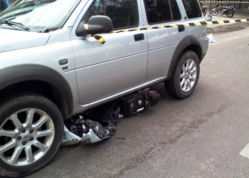 Motociclista morre ao se envolver em acidente com Land Rover em Feira de Santana