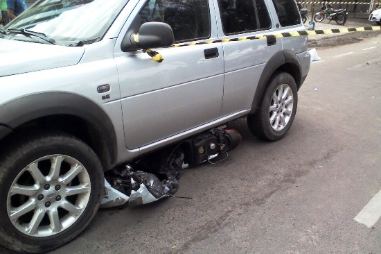Motociclista morre ao se envolver em acidente com Land Rover em Feira de Santana