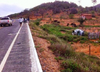 Pastor evangélico e sobrinha morrem em capotamento na BA 245