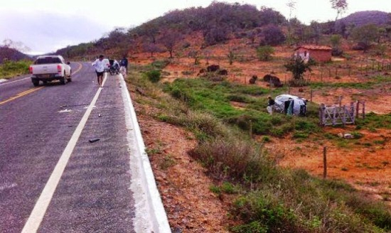Pastor evangélico e sobrinha morrem em capotamento na BA 245