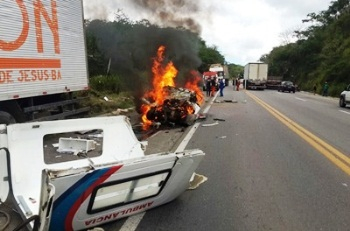 BR 101 – Ambulância colide em caminhão e pega fogo: três pessoas morrem