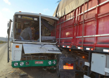 Ônibus que levava romeiros de Jacobina e Miguel Calmon bate em carreta, deixa um morto e 30 feridos