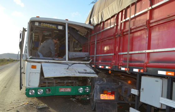 Ônibus que levava romeiros de Jacobina e Miguel Calmon bate em carreta, deixa um morto e 30 feridos