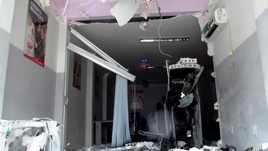 Bandidos explodem caixa eletrônico do Bradesco em São Domingos