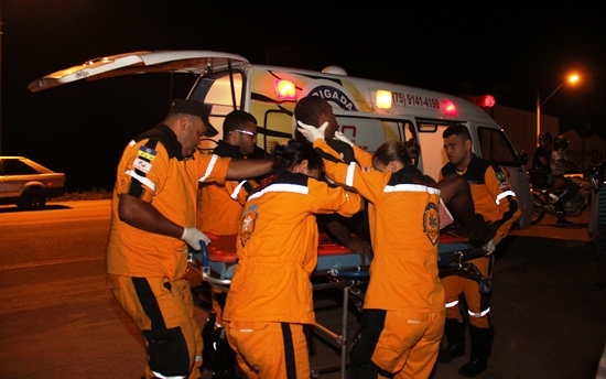 Enciumado homem esfaqueia pelas costas ex-marido da sua companheira