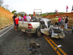 carro bate com caminhão