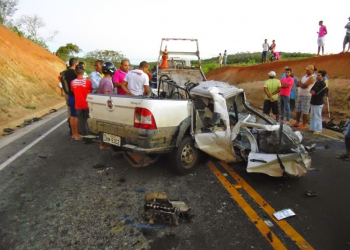 Caminhão bate de frente em carro e uma pessoa morre na BA-130
