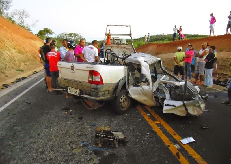 Caminhão bate de frente em carro e uma pessoa morre na BA-130