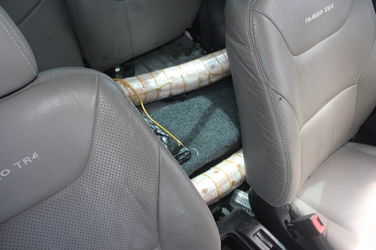 Dois pacotes com bananas de dinamite