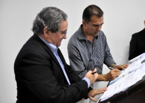 Prefeito Francisco de Assis junto ao presidente da JUCEB Francisco Nobre da assinatura da parceria.