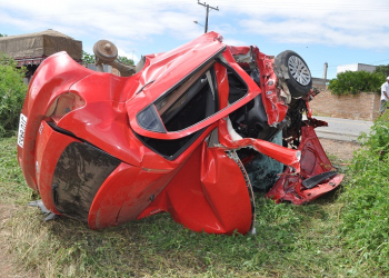 Motorista fica gravemente ferido depois de bater Gol contra carreta na BR 116 em Tucano