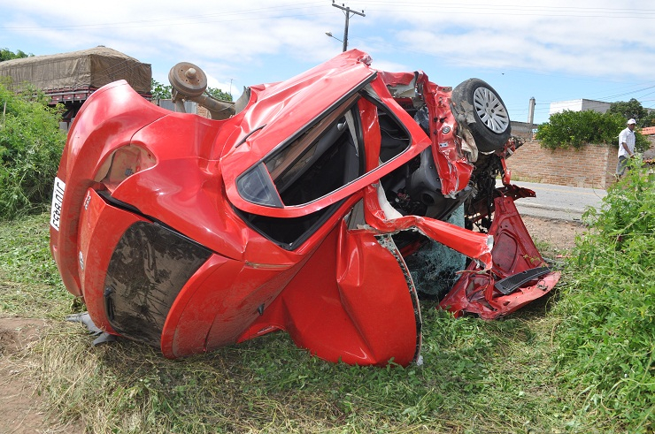 Motorista fica gravemente ferido depois de bater Gol contra carreta na BR 116 em Tucano
