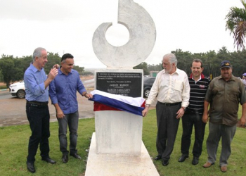 Governador inaugura 59 quilômetros de estrada e entrega ambulância em Nova Soure