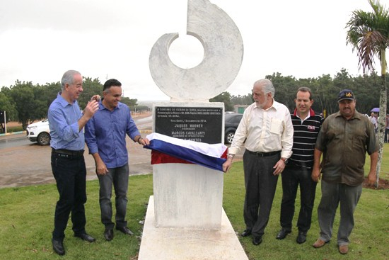 Governador inaugura 59 quilômetros de estrada e entrega ambulância em Nova Soure