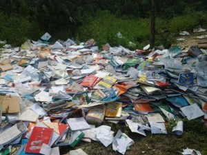 Araci: livros didáticos são jogados ‘no lixo’ no distrito de Barreira