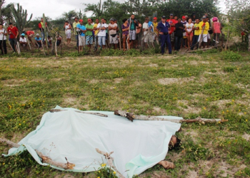 Homem é encontrado morto ao lado de uma espingarda, suspeito de ter cometido suicídio