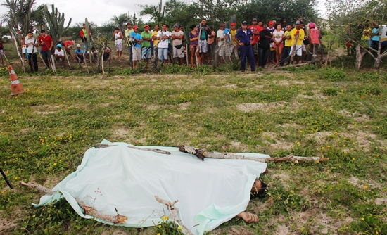 Homem é encontrado morto ao lado de uma espingarda, suspeito de ter cometido suicídio