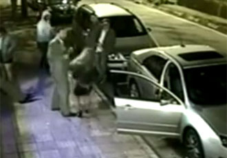 Vídeo flagra homem dar cotovelada em mulher em São Paulo; ela está na UTI