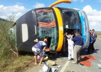 Ônibus tomba na estrada que liga Itaberaba a Ipirá deixa dois mortos e vários feridos