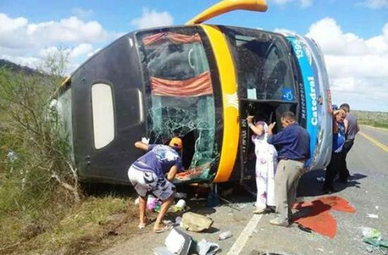 Ônibus tomba na estrada que liga Itaberaba a Ipirá deixa dois mortos e vários feridos