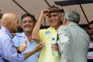 Com chapéu de vaqueiro na cabeça, Souto prometeu reativar o Cabra Forte.