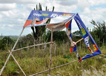 Placas da Coligação Pra Bahia Mudar Mais são danificadas entre Valente e Retirolândia