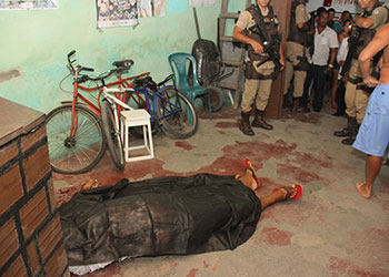 Caminhoneiro é assassinado dentro de bar em Coité