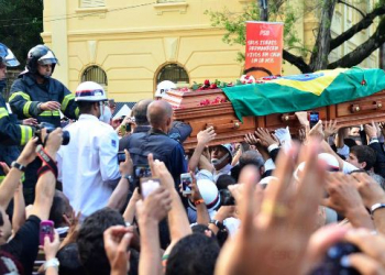Sob gritos de “guerreiro do povo brasileiro”, Campos é enterrado no Recife