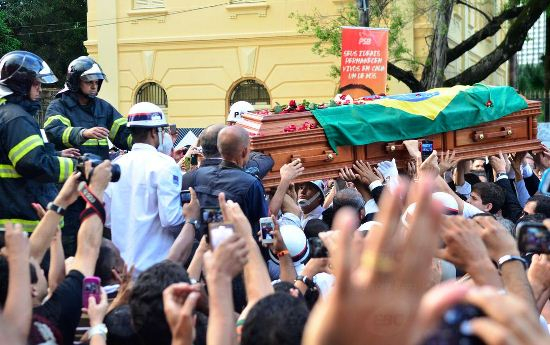 Sob gritos de “guerreiro do povo brasileiro”, Campos é enterrado no Recife