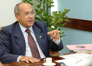 “Apenas três municípios baianos tem receita para cobrir custos mínimos com educação”, diz Severiano Alves