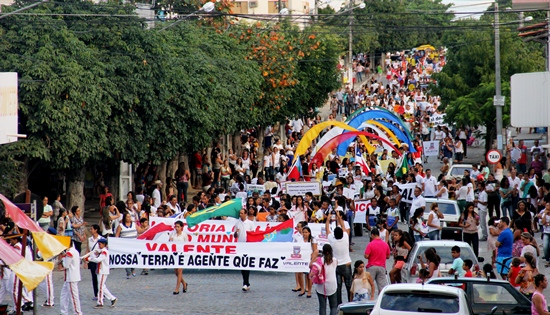 Desfile Cívico marca comemoração dos 56 anos e encerramento da VI Semana da Cultura de Valente