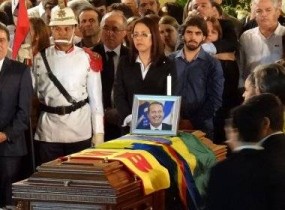 Sem poder abrir o caixão,  a despedida foi por uma foto de Campos sorridente.