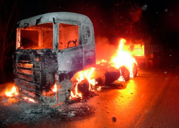 Cabine de carreta fica totalmente destruída após pegar fogo na BR-242