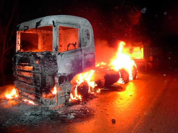 Cabine de carreta fica totalmente destruída após pegar fogo na BR-242