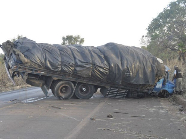 Após roda soltar, caminhão capota e motorista é arremessado de veículo