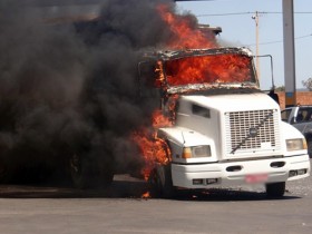 Carreta pegou fogo na BR-020