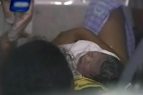 Mulher entra em trabalho de parto e bebê nasce dentro de ambulância