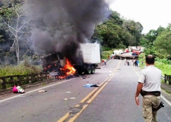 Quatro pessoas morrem em acidente envolvendo três veículos na BR-101 em Aurelino Leal-BA
