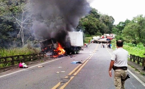 Quatro pessoas morrem em acidente envolvendo três veículos na BR-101 em Aurelino Leal-BA