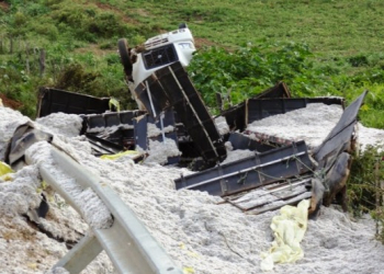 Bi-trem fica totalmente destruída em capotamento na BA 130 e carreteiro sai praticamente ileso