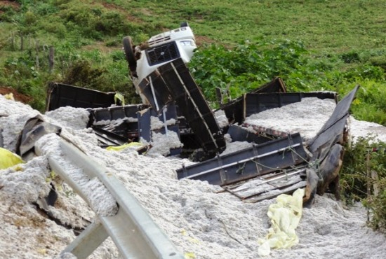 Bi-trem fica totalmente destruída em capotamento na BA 130 e carreteiro sai praticamente ileso