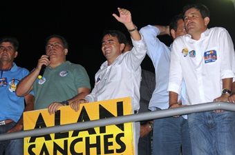 Em carreata, Almir de Maciel desfila ao lado dos deputados João Carlos Bacelar e Alan Sanches