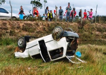 Homem morre e esposa fica ferida em capotamento no Município de Várzea do Poço